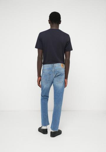 Узкие джинсы