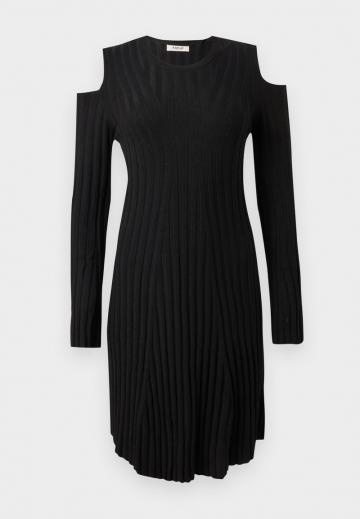 Вязаное платье