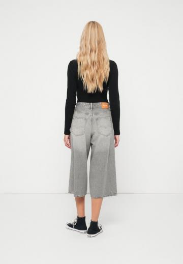 Короткие джинсы