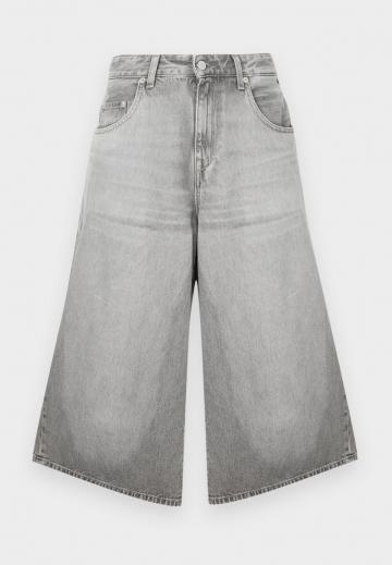 Короткие джинсы