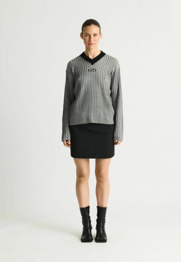 Пуловер с вырезом V