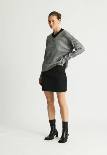 Пуловер с вырезом V