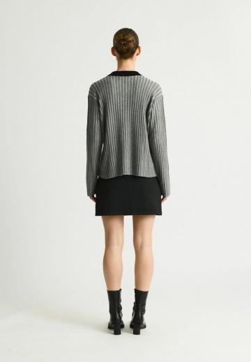 Пуловер с вырезом V