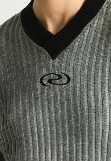 Пуловер с вырезом V
