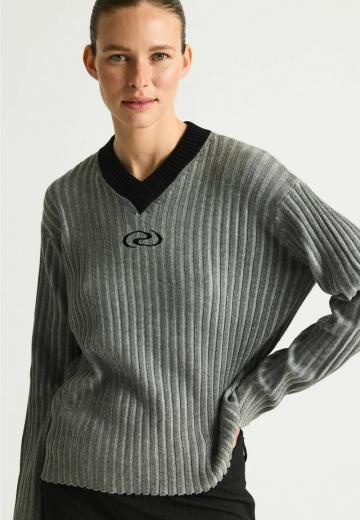 Пуловер с вырезом V