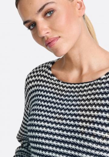 Пуловер в полоску