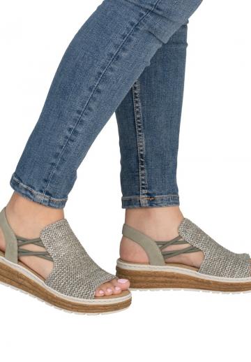 Босоножки на танкетке