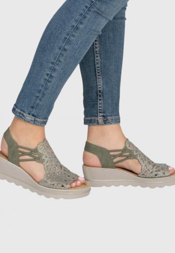 Босоножки на танкетке