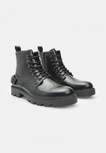 Ботинки на шнуровке