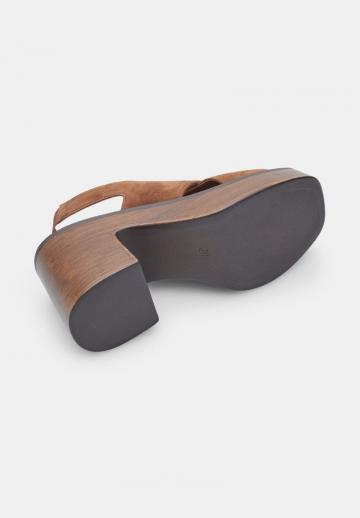 Босоножки на каблуке