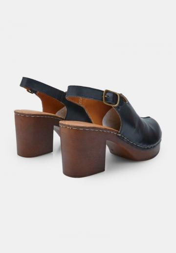 Босоножки на каблуке