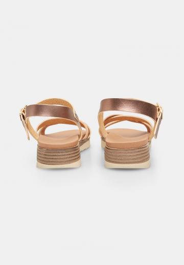 Босоножки на танкетке