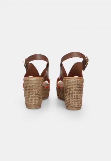 Босоножки на танкетке