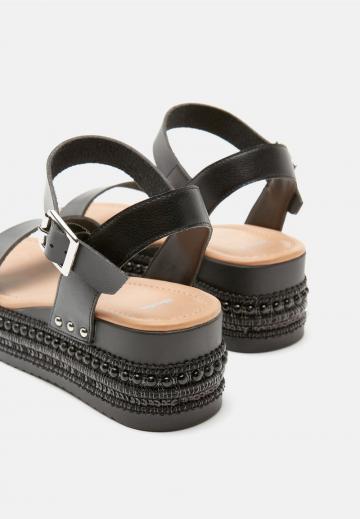 Босоножки на танкетке