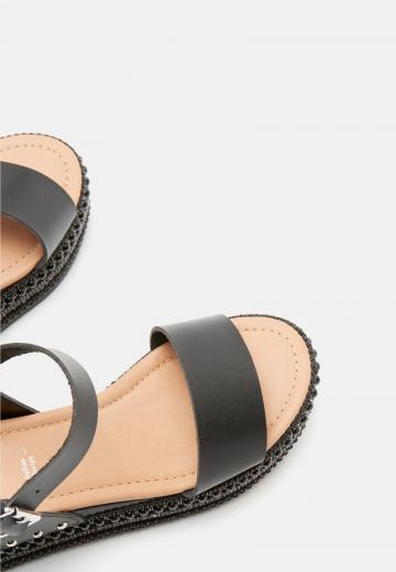 Босоножки на танкетке