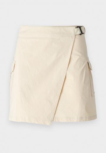 Юбка с накладными карманами