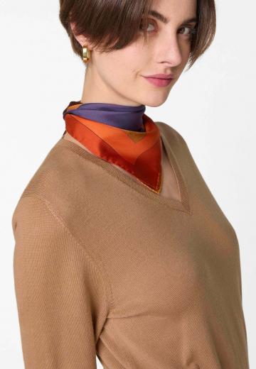 Пуловер с вырезом V