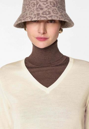 Пуловер с вырезом V