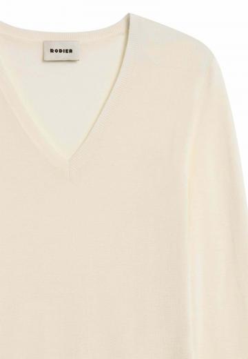 Пуловер с вырезом V