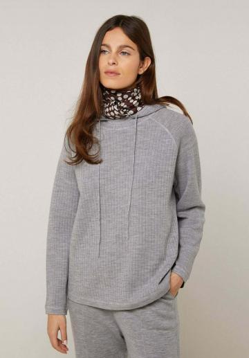 Пуловер с капюшоном