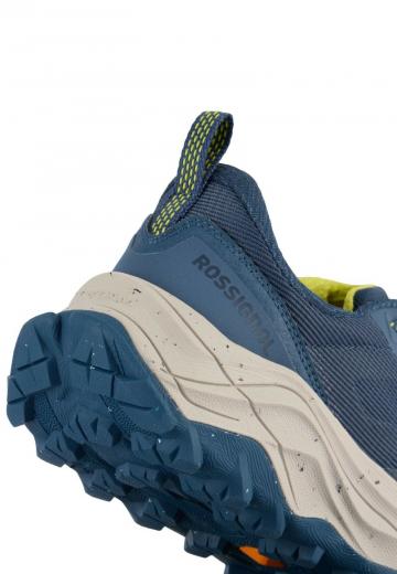 Походные кроссовки