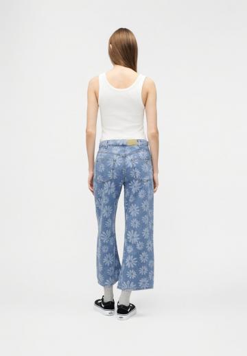 Короткие джинсы