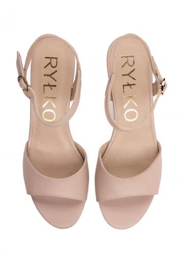 Босоножки на танкетке