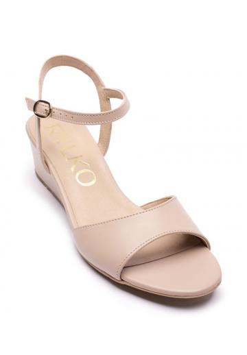 Босоножки на танкетке