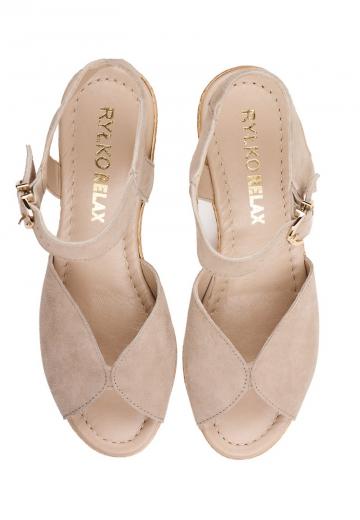 Босоножки на танкетке