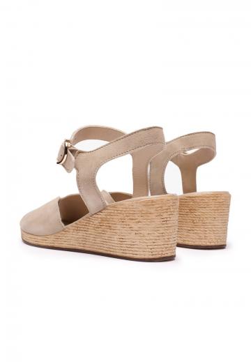 Босоножки на танкетке