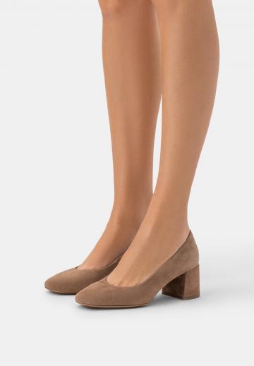 Туфли с высоким носом