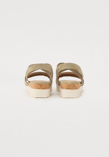 Босоножки на танкетке