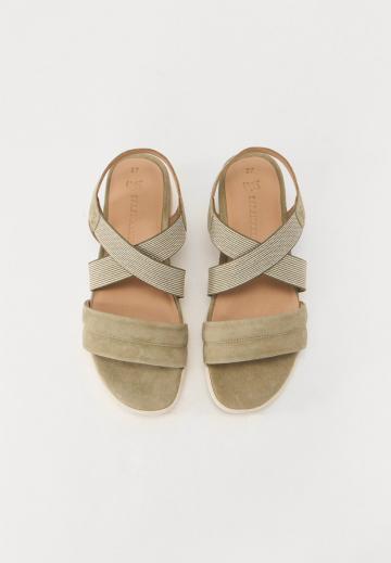 Босоножки на танкетке