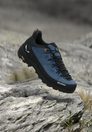 Походные кроссовки