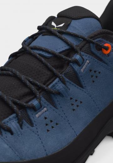 Походные кроссовки