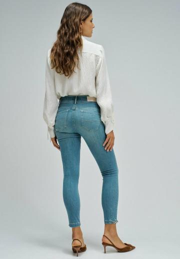 Короткие джинсы