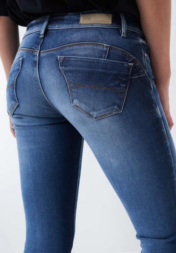 Короткие джинсы