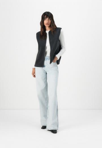 Пуховой жилет