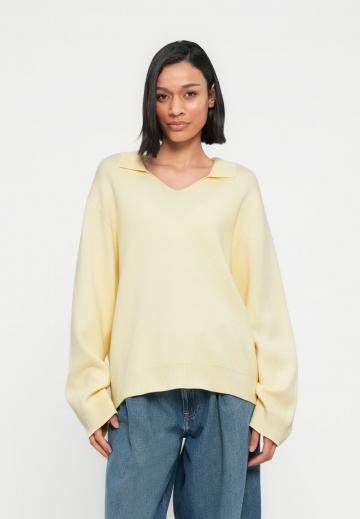 Пуловер в полоску