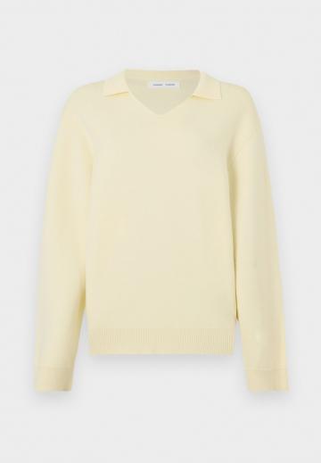 Пуловер в полоску