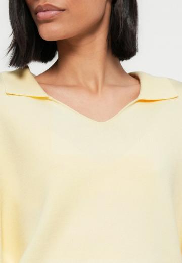 Пуловер в полоску