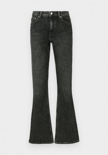 Клешеные джинсы