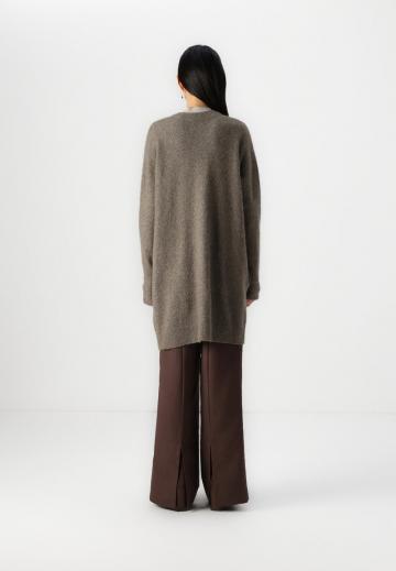 Длинный жилет