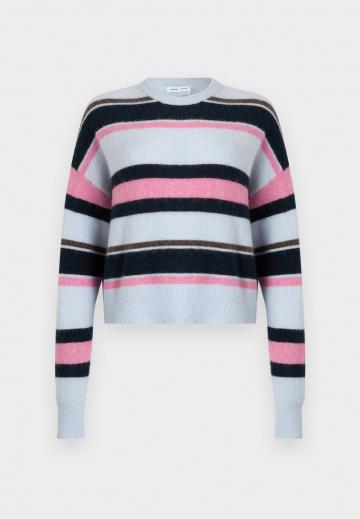 Пуловер в полоску