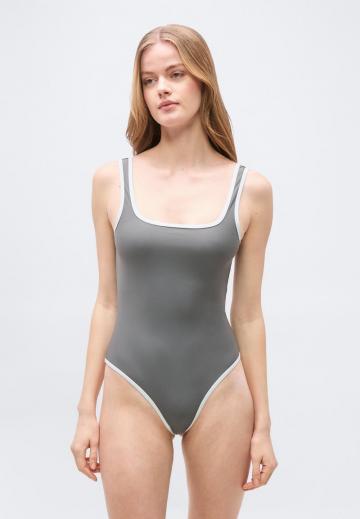 Слитный купальник