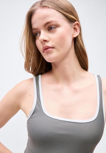 Слитный купальник