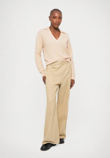 Пуловер с вырезом V