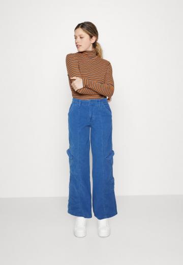 Брюки с накладными карманами