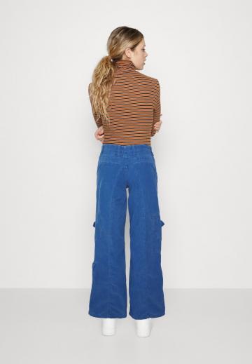 Брюки с накладными карманами