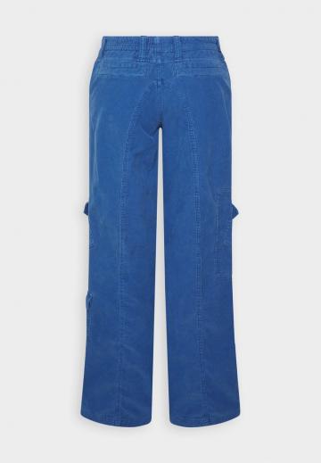 Брюки с накладными карманами